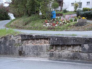 Die Mauer in der Bergstraße beim Anwesen Herrmann befindet sich in einem schlechten Zustand. Im Rahmen einer Unterhaltsmaßnahme soll sie verschönert werden, sicherte Bürgermeister Bosch zu. Foto: S. Stöckel.