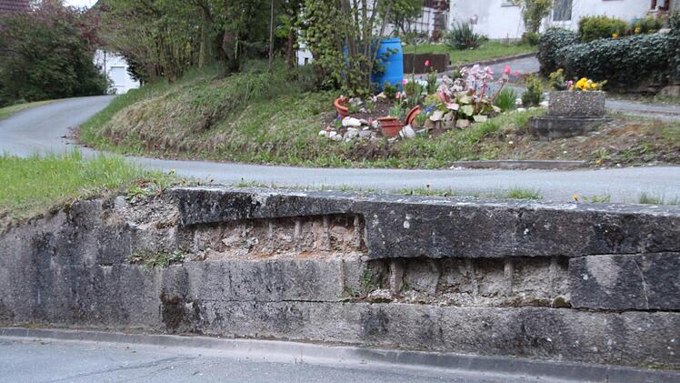 Die Mauer in der Bergstraße beim Anwesen Herrmann befindet sich in einem schlechten Zustand. Im Rahmen einer Unterhaltsmaßnahme soll sie verschönert werden, sicherte Bürgermeister Bosch zu. Foto: S. Stöckel.