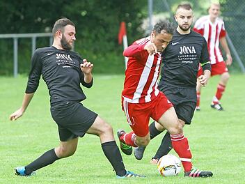 Die Untersteinacher Mehmet Genctir und Coskun Bayrak versuchen in dieser Szene, den Kulmbacher Orcun G&uuml;lery&uuml;z zu stoppen.  Foto: Monika Limmer