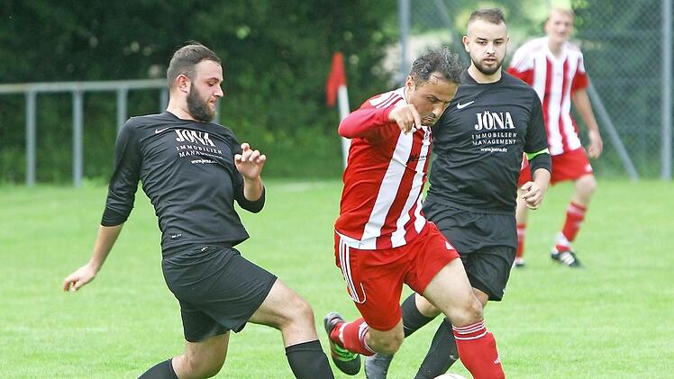 Die Untersteinacher Mehmet Genctir und Coskun Bayrak versuchen in dieser Szene, den Kulmbacher Orcun G&uuml;lery&uuml;z zu stoppen.  Foto: Monika Limmer