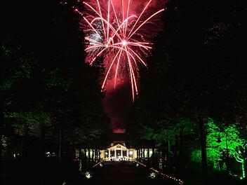 Die Bad Bockleter Kurgartenbeleuchtung endete mit einem Feuerwerk.  Foto: Björn Hein