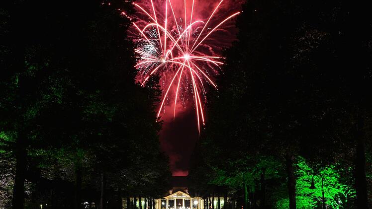 Die Bad Bockleter Kurgartenbeleuchtung endete mit einem Feuerwerk.  Foto: Björn Hein