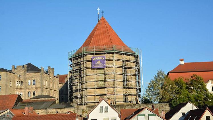 Eingerüstet ist der Westbau der Stadtpfarrkirche St. Johannes der Täufer. Foto: Stefan Weiss
