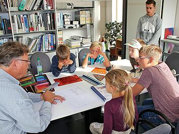 Anlässlich des "Maus Türöffner Tags" besuchten zahlreiche Kinder Architekt  Andreas Halboth (links), der über seine Arbeit erzählte und viele Frage  beantworten musste. Foto: Dieter Britz