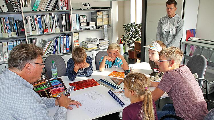 Anlässlich des "Maus Türöffner Tags" besuchten zahlreiche Kinder Architekt  Andreas Halboth (links), der über seine Arbeit erzählte und viele Frage  beantworten musste. Foto: Dieter Britz