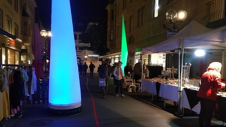 Einkaufsbummel in der illuminierten Innenstadt.
