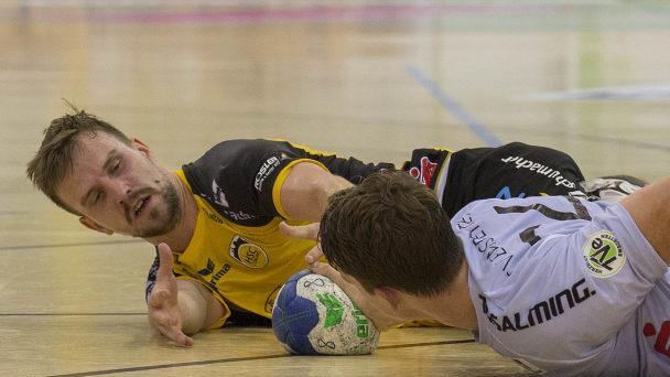 Bei Pontus Zetterman (gelbes Trikot) geht es wieder deutlich bergauf. Der Rückraum-Rechte des HSC hat seine Schulterverletzung auskuriert und kann wieder um jeden Ball kämpfen.