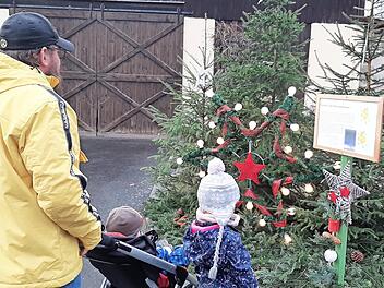 Dem Regen trotzend konnten viele Kinder und Erwachsene ein kleines Geschenk am Endpunkt entgegennehmen.  Foto: Corinna Tübel