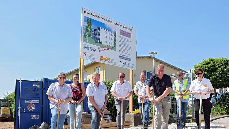 Mit einem symbolischen Spatenstich begannen jetzt die Bauarbeiten am "Servicewohnen Sonnefeld" (von links): Bauunternehmer Jürgen Carl (Hofmann-Bau Sonnefeld), Kathrin Will (Architekturbüro Schlund), Joachim Schlund, Rainer Schreier (ASB Coburg-Land), Ulrich Kossack (Architekturbüro Schlund), Bürgermeister Michael Keilich und Bauamtsleiter Stefan Dümmlein (Gemeinde Sonnefeld), Ivonne Leipold (ASB Coburg-Land).