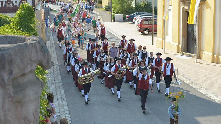 Den Festzug durch den Knetzgauer Gemeindeteil Oberschwappach führte die Blaskapelle Knetzgau an. So einen prächtigen Umzug mit viel Tracht gibt es selten.