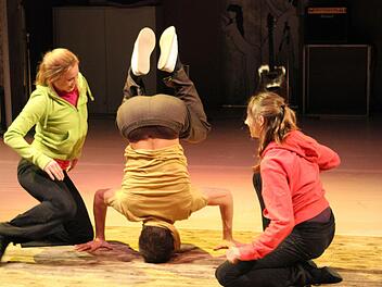 Natalie Holzinger, Niko Ilias König und Giselle Ponzet (von links) vom Ballett des Landestheaters demonstrieren ihre spezielle Sichtweise zum Thema "Beziehungen". Foto: Vivian Hopf