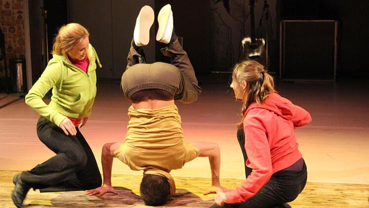 Natalie Holzinger, Niko Ilias König und Giselle Ponzet (von links) vom Ballett des Landestheaters demonstrieren ihre spezielle Sichtweise zum Thema "Beziehungen". Foto: Vivian Hopf