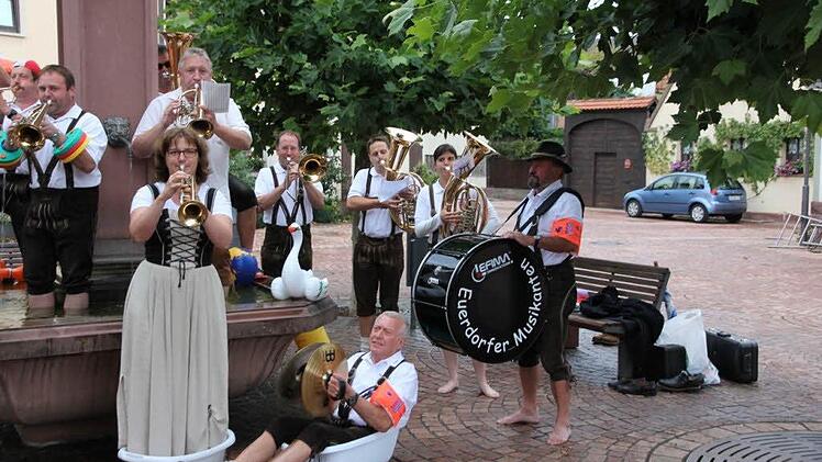 Die Euerdorfer Kesselfleischband wählte den Brunnen als Spielort.