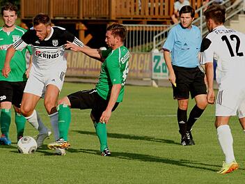 Thorsten Schlereth (Zweiter von links) und seine Sander Mannschaftskameraden wollen gegen den FC Schweinfurt 05 II wieder eine Erfolgsserie starten.