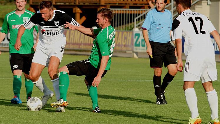 Thorsten Schlereth (Zweiter von links) und seine Sander Mannschaftskameraden wollen gegen den FC Schweinfurt 05 II wieder eine Erfolgsserie starten.
