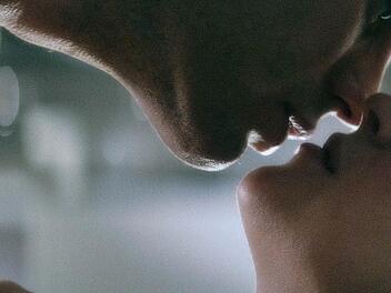 Christian Grey (Jamie Dornan, oben) und Anastasia Steele (Dakota Johnson, wie zu erwarten unten) im Geschlechter-Nahkampf  Foto: Universal