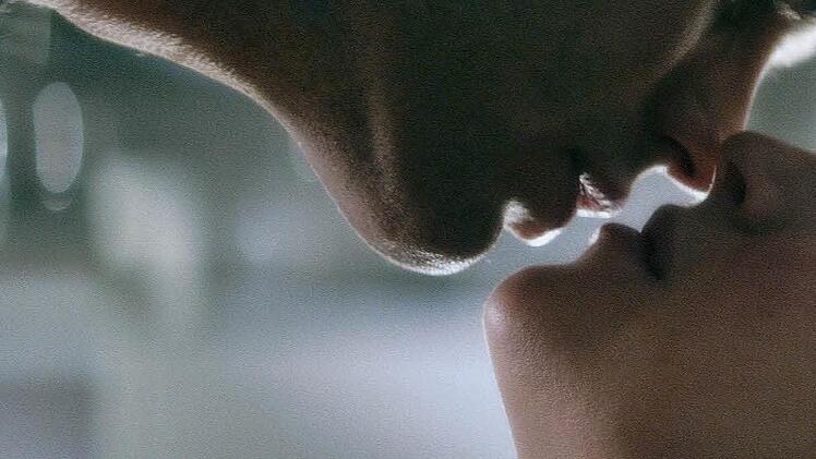 Christian Grey (Jamie Dornan, oben) und Anastasia Steele (Dakota Johnson, wie zu erwarten unten) im Geschlechter-Nahkampf  Foto: Universal