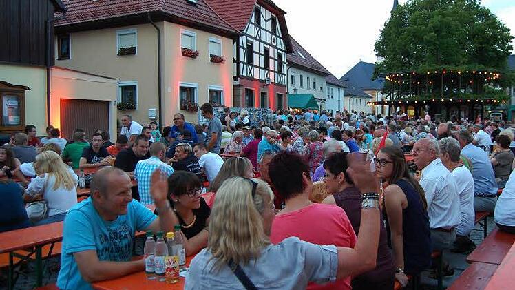 Vor den erleuchteten Fassaden feierten Hunderte den "Baum der Bayern".  Foto: Andreas Welz