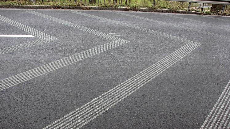 Die Fräsrillen auf der B85 bei Weißenbrunn sind an die geringe Straßenneigung angepasst. Foto: Friedwald Schedel