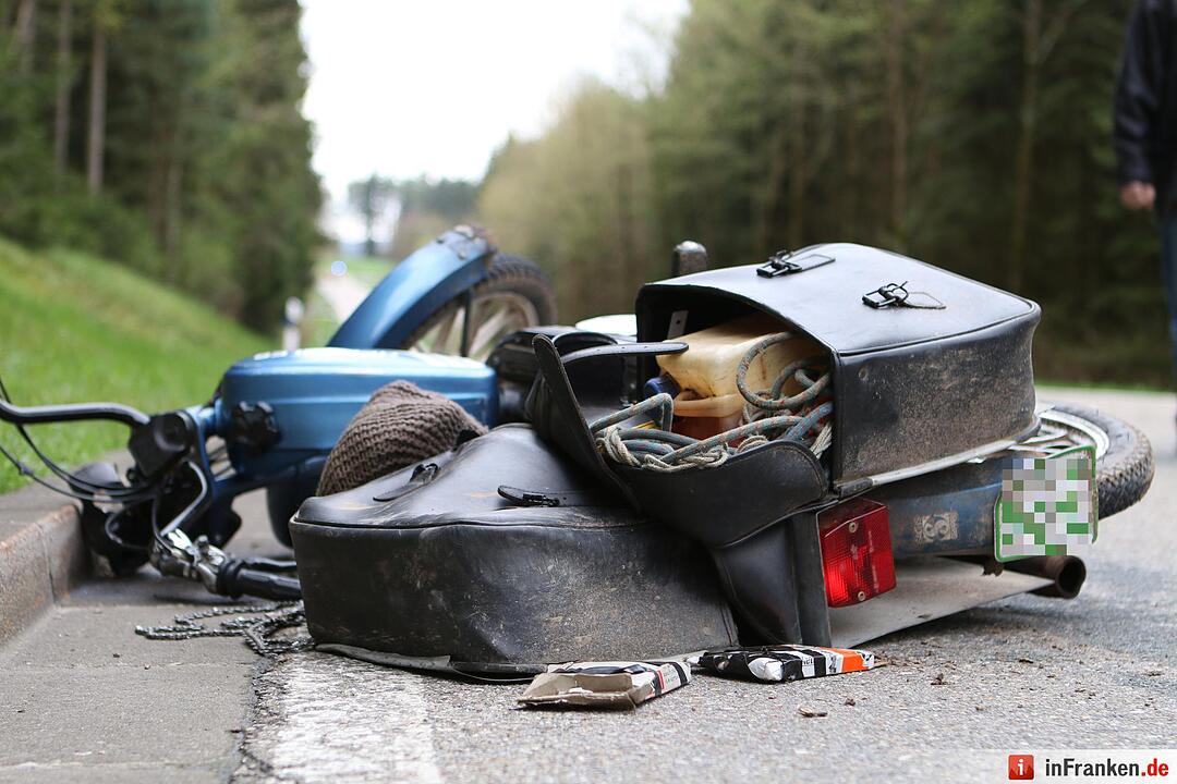Motorrad und Moped kollidieren bei Pleinfeld