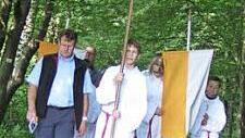 Die Wallfahrer kommen aus dem Auerbergwald und ziehen Richtung Kirche.  Foto: Heidi Amon