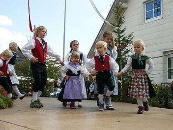 Die Kindertanzgruppe zeigte eindrucksvoll, dass auch die Kids schon die traditionellen Tänze beherrschen und später dann selbst einmal Einhaltkirchweih mitmachen können. Foto: Joachim Beez
