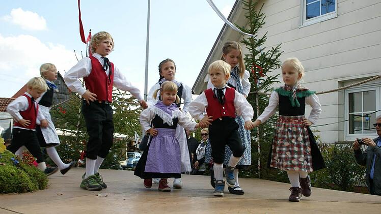 Die Kindertanzgruppe zeigte eindrucksvoll, dass auch die Kids schon die traditionellen Tänze beherrschen und später dann selbst einmal Einhaltkirchweih mitmachen können. Foto: Joachim Beez