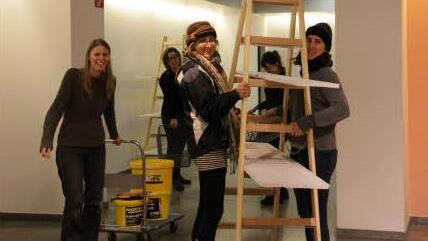 Liliana Frevel, Sabine Unger, Nina Renth, Johanna Bischoff und Christina Mayr räumen derzeit die "Gute Stube 2" in der Spitalgasse 18 ein. Hier wird es bis Weihnachten Designerstücke und Handgefertigtes geben.