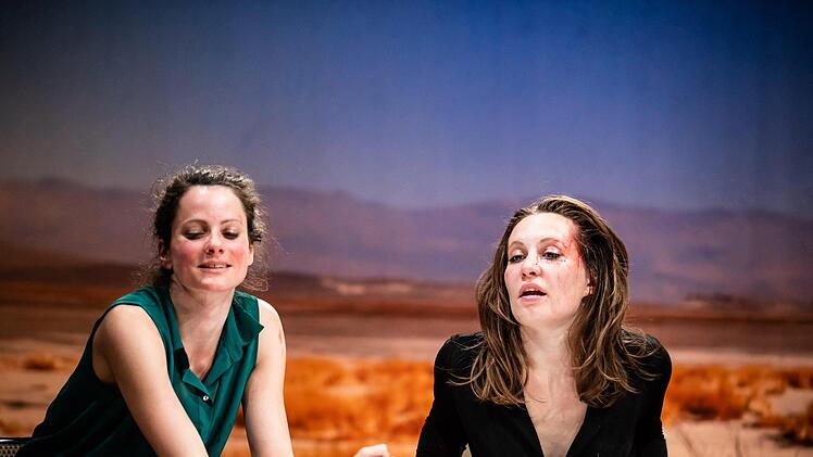 Furioses Kammerspiel: Szene aus der Coburger Erstaufführung der Komödie "Gespräch wegen der Kürbisse" in der Reithalle.Foto: Sebastian Buff