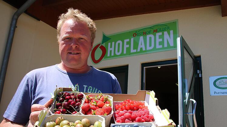 Jochen Müller vom Obsthof Müller in Modlos präsentiert einen kleinen Teil der Ernte. Foto: Ralf Ruppert