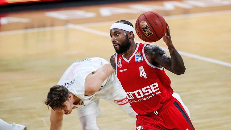 Dank seiner Schnelligkeit und Routine bringt Tyrese Rice (mit Ball) seine Gegenspieler (hier Jordan Hulls) immer wieder ins Straucheln.