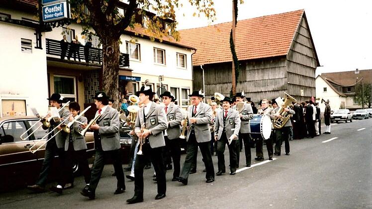 Stolz präsentieren sich die Musiker des Musikvereines Kothen 1972 in ihrer neuen Tracht.