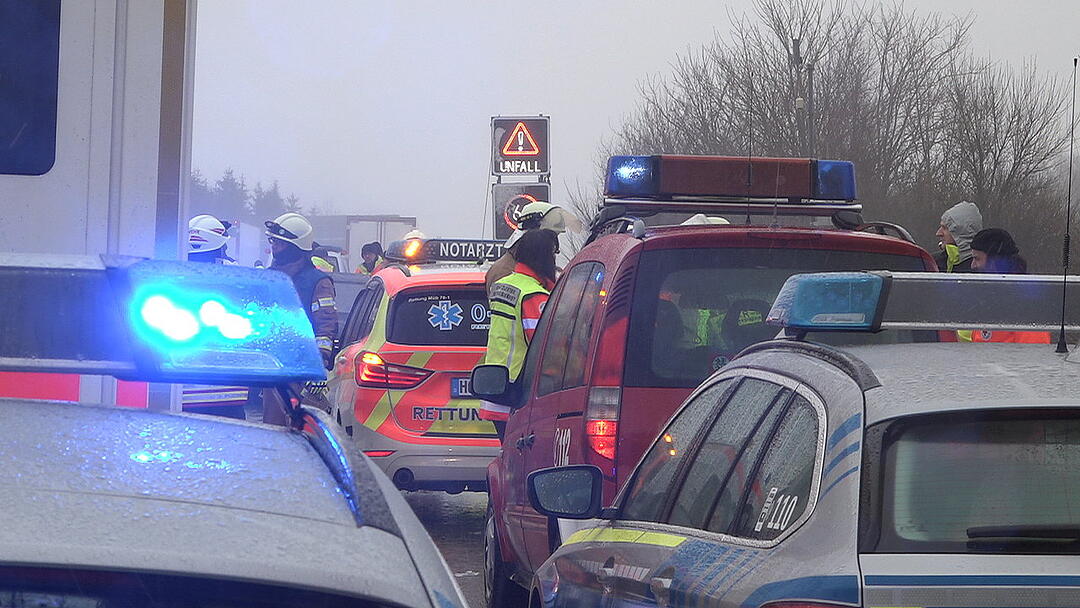 A9 bei Münchberg: Lkw kommt von Fahrbahn ab und kippt um – Autobahn blockiert