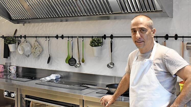 Gesund, regional, lecker: Alberto Caria und seine Frau Maria Rosolino beliefern seit Kurzem Kitas in der Region.  Fotos: Petra Malbrich