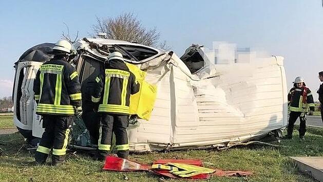 Der Transporter war nur noch schrottreif. Foto: Kreisbrandinspektion Erlangen-H&ouml;chstadt
