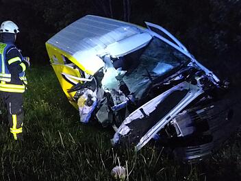 Die Feuerwehr Bad Brückenau wurde Freitagnacht zu einem Unfall auf der A7 gerufen, bei dem zwei Kleintransporter schwer beschädigt wurden. Die beiden Fahrer wurden verletzt.  Foto: Michael Krug/FFW