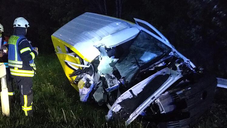 Die Feuerwehr Bad Brückenau wurde Freitagnacht zu einem Unfall auf der A7 gerufen, bei dem zwei Kleintransporter schwer beschädigt wurden. Die beiden Fahrer wurden verletzt.  Foto: Michael Krug/FFW