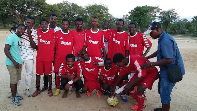 Die Freude &uuml;ber die roten Mannschaftstrikots aus Rannungen ist den jungen Leuten in Simbabwe ins Gesicht geschrieben.