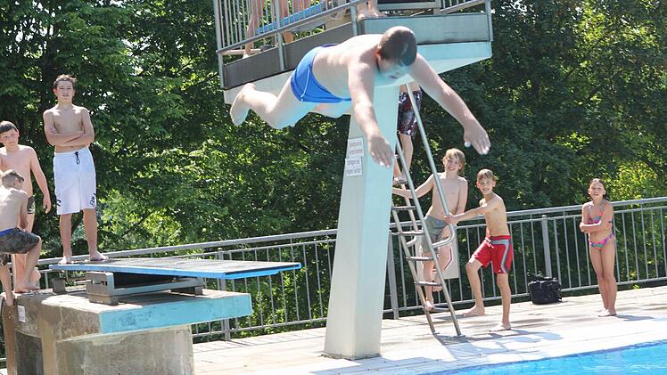 Erster Kopfsprung überhaupt ist geglückt. Der 14-jährige Henrik Grebner ist zufrieden.