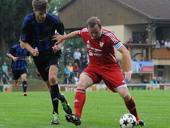 Soll nach der Winterpause für Neudrossenfeld Tore schießen: Timo Jahrsdörfer - hier hält er sich Paul Schulze-Zachau (links) vom FSV Erlangen-Bruck vom Leib - wechselt vom Bayernliga-Schlusslicht ASV Hollfeld zum Landesliga-Zweiten.  Foto: Peter Mularczyk