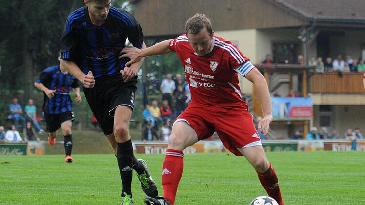 Soll nach der Winterpause für Neudrossenfeld Tore schießen: Timo Jahrsdörfer - hier hält er sich Paul Schulze-Zachau (links) vom FSV Erlangen-Bruck vom Leib - wechselt vom Bayernliga-Schlusslicht ASV Hollfeld zum Landesliga-Zweiten.  Foto: Peter Mularczyk