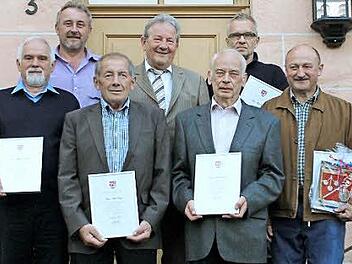 Zum Abschied stellen sich Alfons Schinabeck, Georg Regenfus, Hans Singer, Franz Schmidtlein, Johann Förtsch, Klaus Gerhorst und  Reinhold Bitter (v.l.) zu einem Erinnerungsfoto auf.  Foto: fra-press