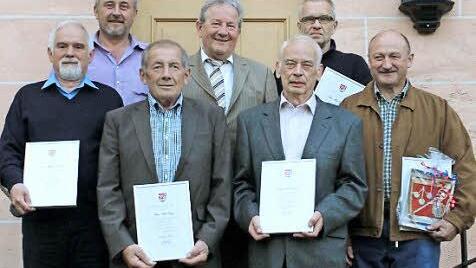 Zum Abschied stellen sich Alfons Schinabeck, Georg Regenfus, Hans Singer, Franz Schmidtlein, Johann Förtsch, Klaus Gerhorst und  Reinhold Bitter (v.l.) zu einem Erinnerungsfoto auf.  Foto: fra-press
