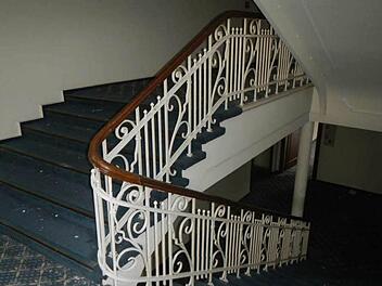 Dieses Treppengeländer im ehemaligen Steigenberger muss laut Landesamt für Denkmalpflege gesichert werden. Foto: Ingenieurbüro Baumann