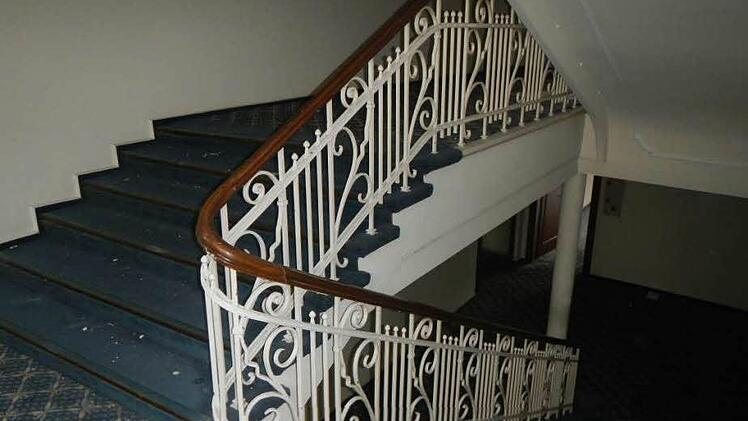 Dieses Treppengeländer im ehemaligen Steigenberger muss laut Landesamt für Denkmalpflege gesichert werden. Foto: Ingenieurbüro Baumann