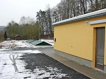 Hat bereits ihren Betrieb aufgenommen: die Kläranlage von Kirchlauter. Im Vordergrund das Betriebsgebäude, dahinter mit grünem Dach die Scheibentauchkörperanlage.  Foto: Ralf Kestel