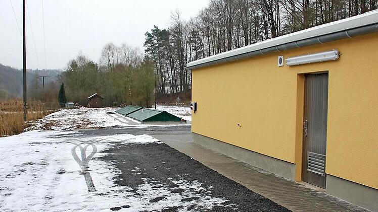Hat bereits ihren Betrieb aufgenommen: die Kläranlage von Kirchlauter. Im Vordergrund das Betriebsgebäude, dahinter mit grünem Dach die Scheibentauchkörperanlage.  Foto: Ralf Kestel