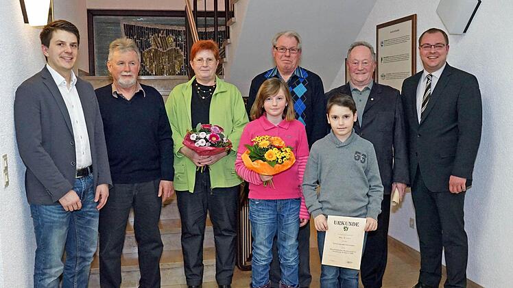 Ehrung für außergewöhnliche sportliche Leistungen und Erwerb des Goldenen Sportabzeichens (von links): Sebastian Probst, Helmuth Durst, Renate Schramm, Anna Merkel, Dieter Scheler, Max Keller, Günter Engel und Bürgermeister Sebastian Straubel. Foto: Andreas Herzog