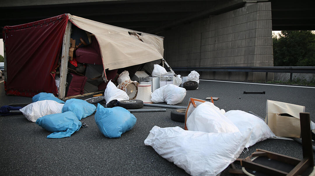 Lkw verliert Hinterreifen und stuerzt um