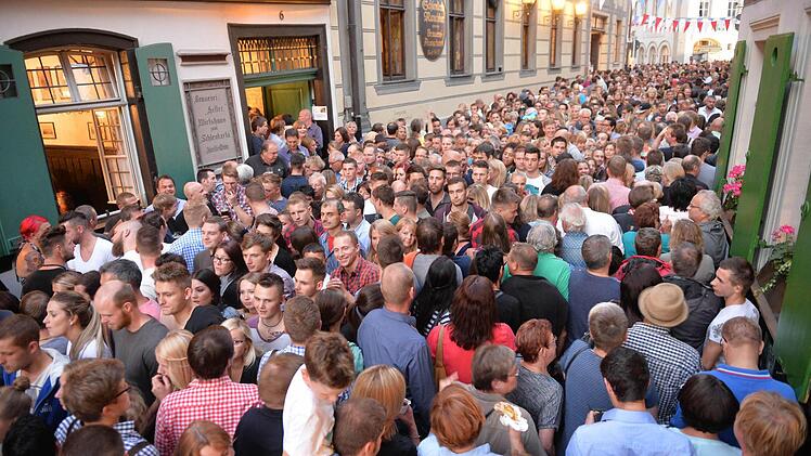 Die Massen strömen. Aber Eintritt kostet Bambergs Kultkerwa bislang nicht. Foto: Ronald Rinklef